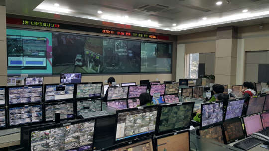 서초25시센터 내부 모습. 관제요원들이 서초구 관내에 설치된 900여대의 CCTV를 24시간 모니터링해 방범, 방재, 주정차단속, 재난관리 등에 활용하고 있다.
